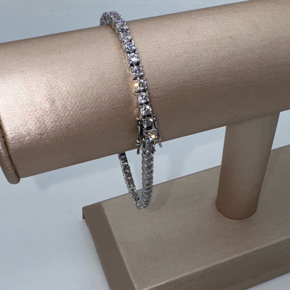 18k 9.2ct Tennis Bracelet - Picture 10 of 14